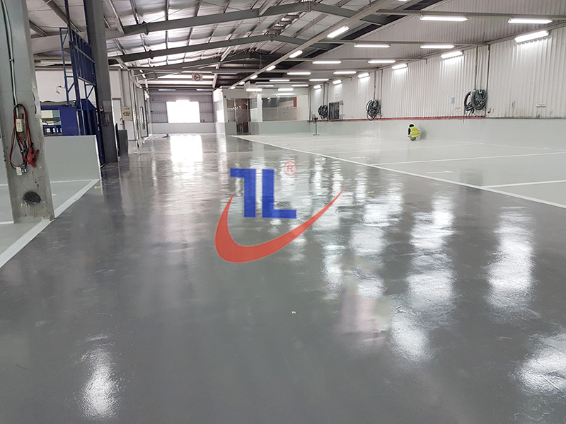 Thi Công Sơn Epoxy Sàn Nhà Máy: Thi công sơn Epoxy cho sàn nhà máy là một giải pháp tối ưu để bảo vệ và đánh bóng sàn nhà xưởng. Chúng tôi cam kết đem đến cho bạn kết quả tuyệt vời và chất lượng cao nhất. Hãy xem hình ảnh để hiểu rõ hơn về quy trình thi công và sản phẩm của chúng tôi!