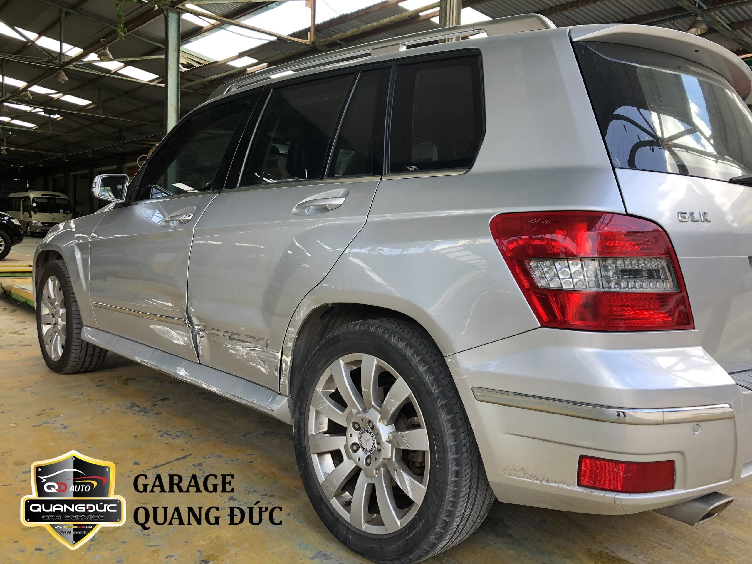 PHỤC HỒI XE MECERDES GLK BỊ VA CHẠM RÁCH VÀ MÓP 2 CỬA
