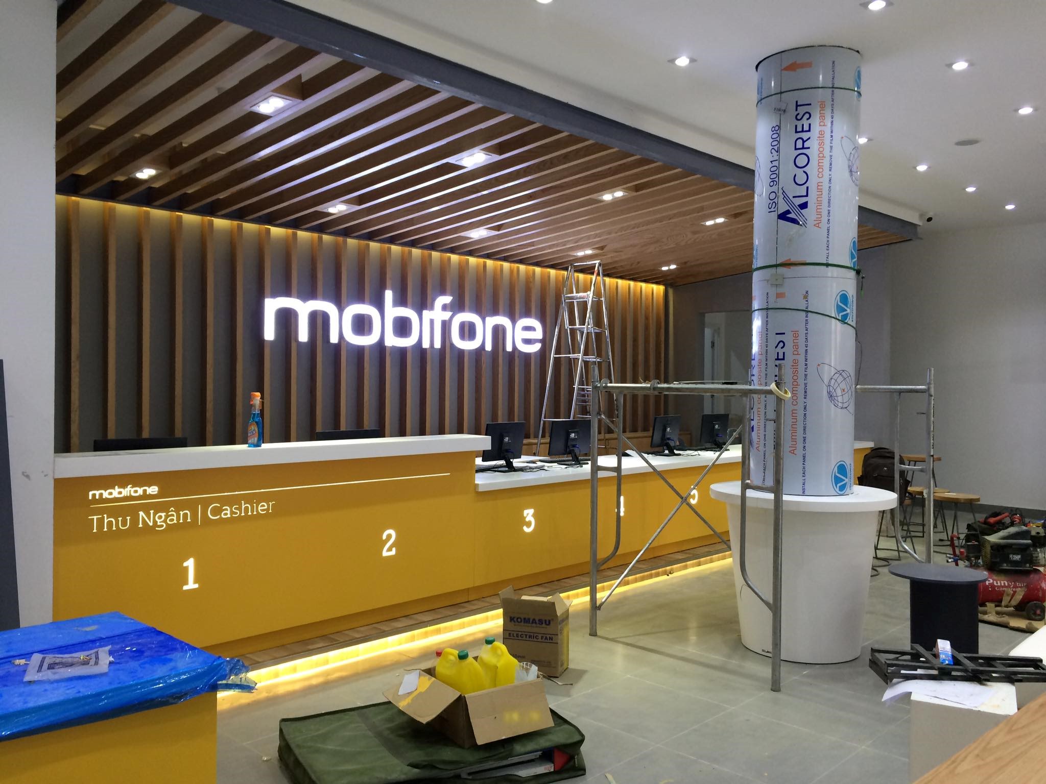 Thi công nội thất showroom và văn phòng Mobifone