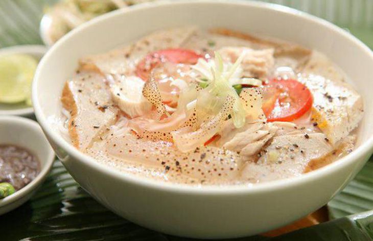 Thưởng thức một tô bún sứa