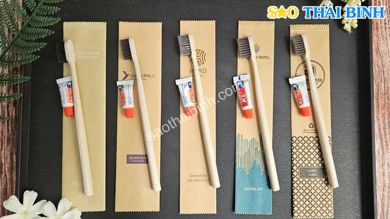 Bàn chải đánh răng và kem đánh răng khách sạn