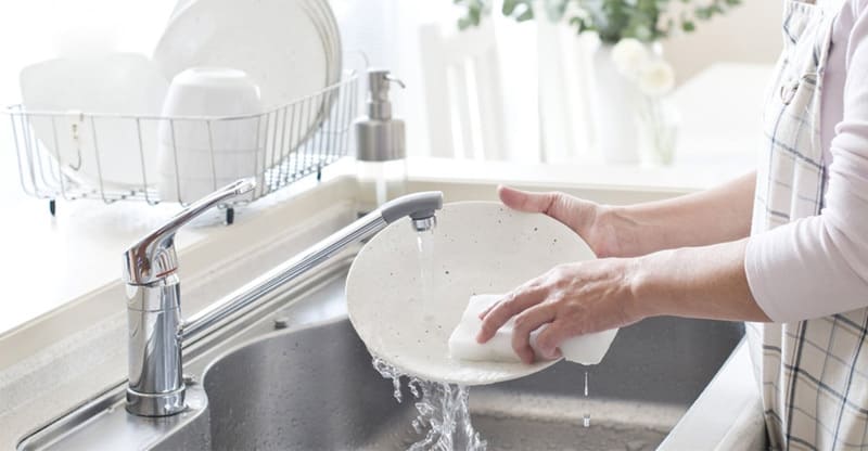 Loại bỏ hết đồ thừa trước khi cho vào bồn rửa