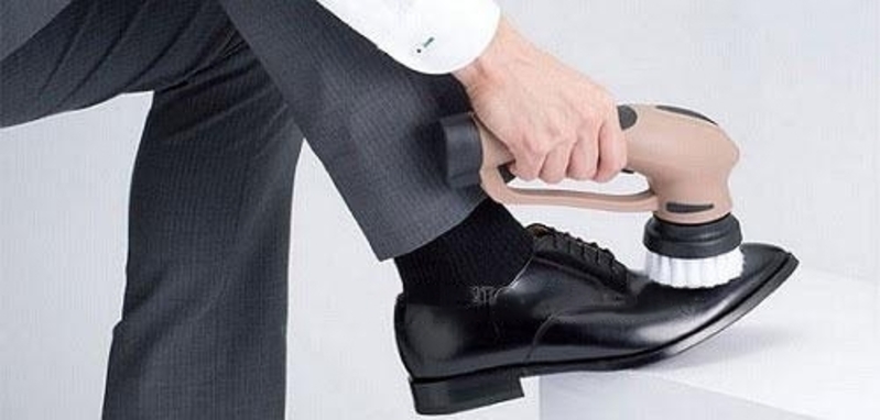 Máy đánh giày tự động là thiết bị được thiết kế để tự động hóa quy trình làm sạch giày