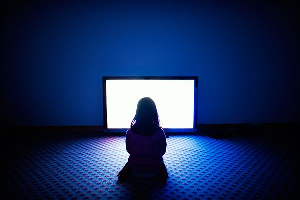 8 thói quen xem tivi có hại cho sức khỏe mà bạn cần lưu ý và cách khắc phục hiệu quả