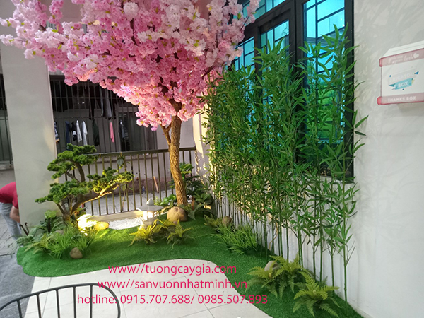 Lắp đặt hoa anh đào với sắc màu hồng lung linh dưới ánh điện tại trường Đại Học Công nghiệp Hà Nội