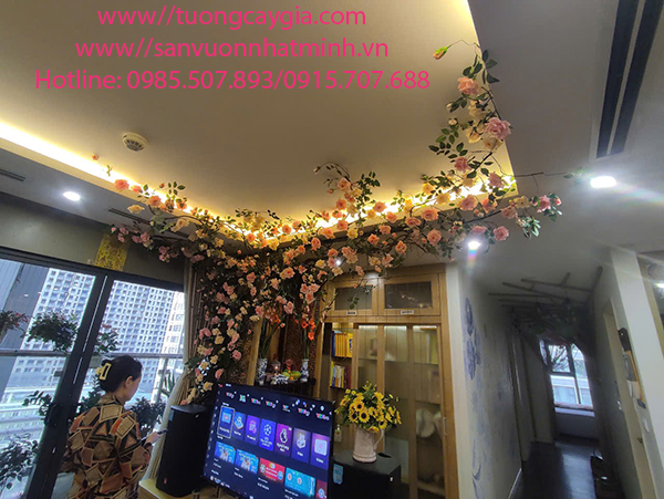 Trang trí dây leo trong phòng khách tại nhà chị Nga chung cư Mandarin Garden - Hà Nội