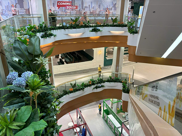 Decor cây hoa lá tại lan can thông tầng TTTM Vicom Mega Mall Vũ Yên - Hải Phòng