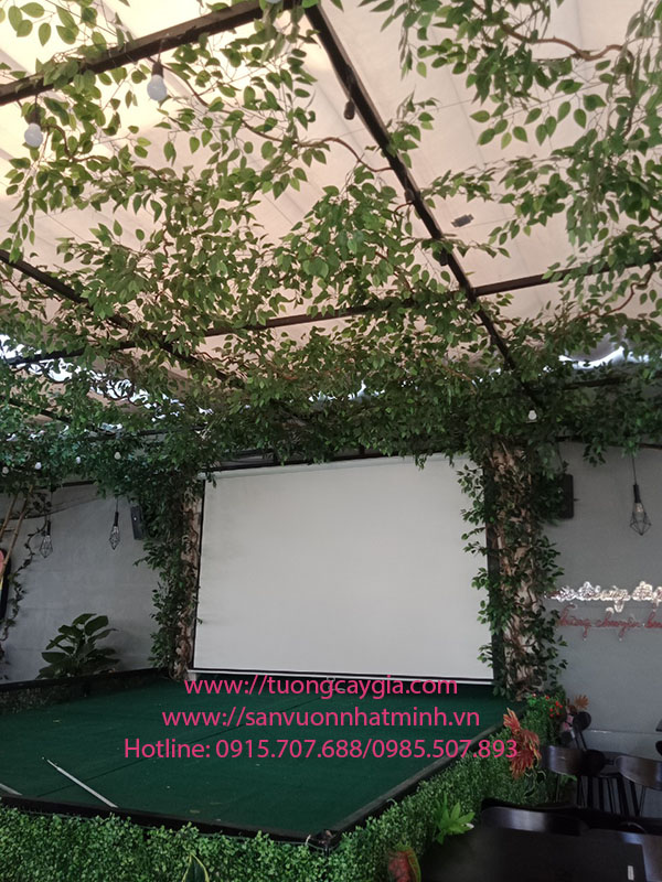 Trang trí trần nhà bằng dây leo rừng tại nhà hàng Vua Cua