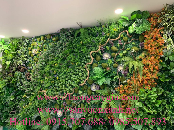 Trang trí tường rêu kết hợp hoa lá