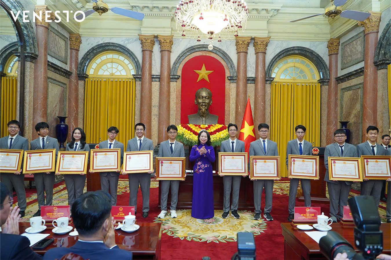 Venesto trở thành đơn vị tài trợ đồng phục cho 40 học sinh tham gia Kỳ thi Olympic Quốc tế