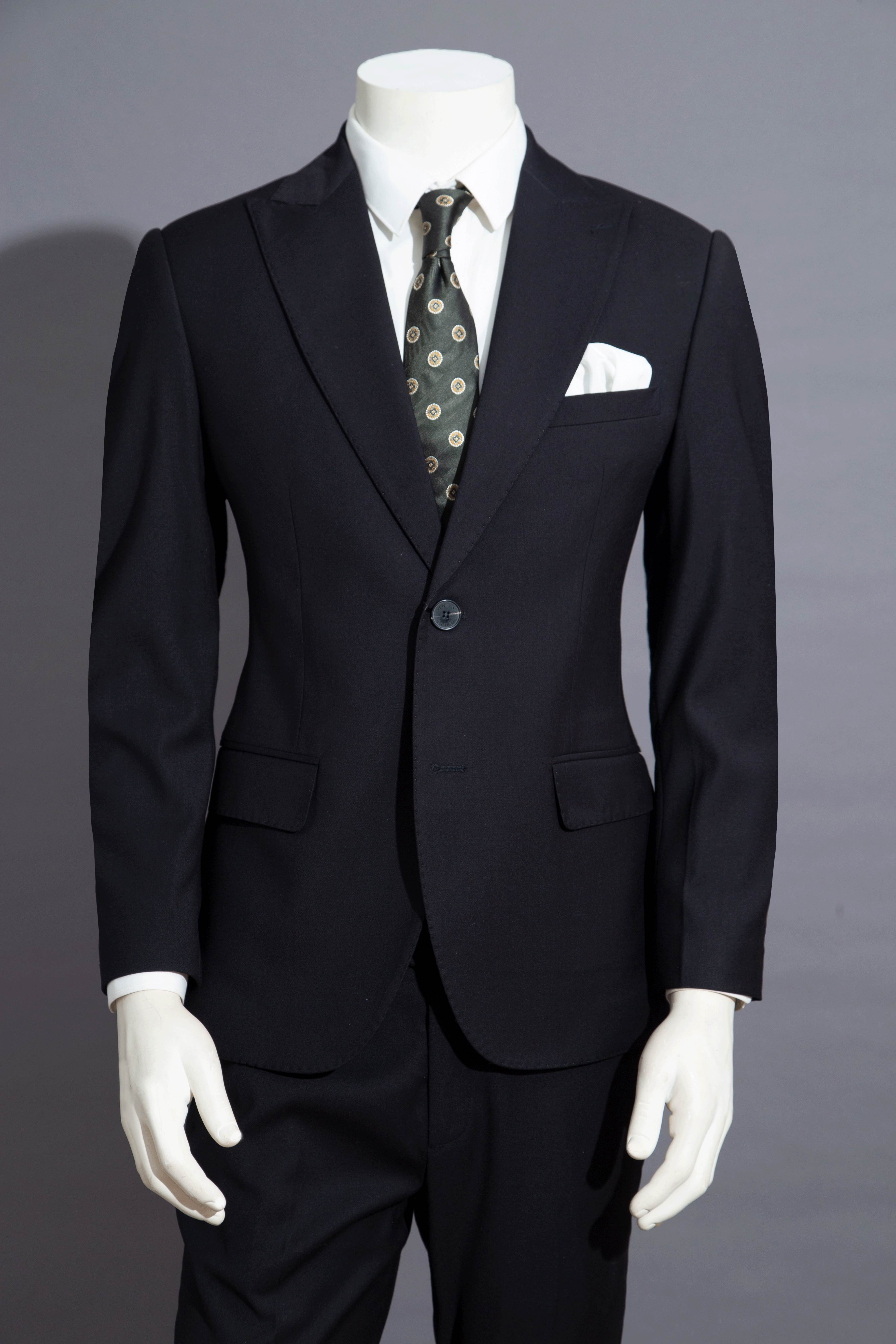 Bộ vest đen trơn mượt