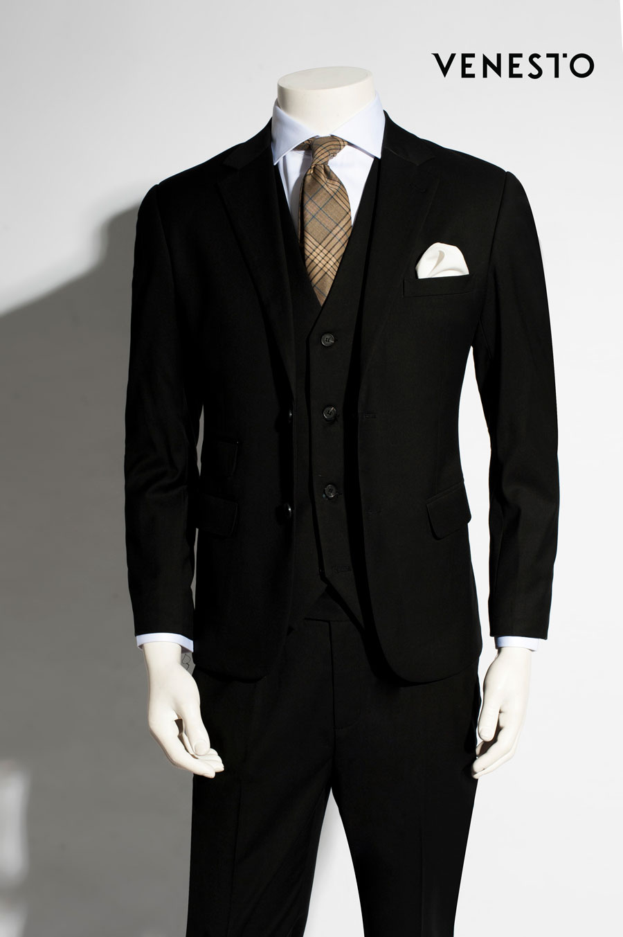Cách thức phối màu sơ mi đen cùng suit đen - MANTINO
