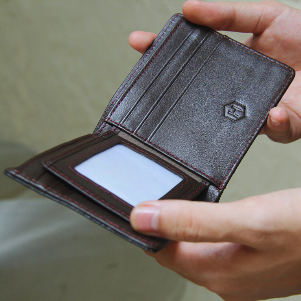 Đội ngũ thợ lành nghề tại xưởng sản xuất ví da bò nam HAVIAS may ví da thủ công.