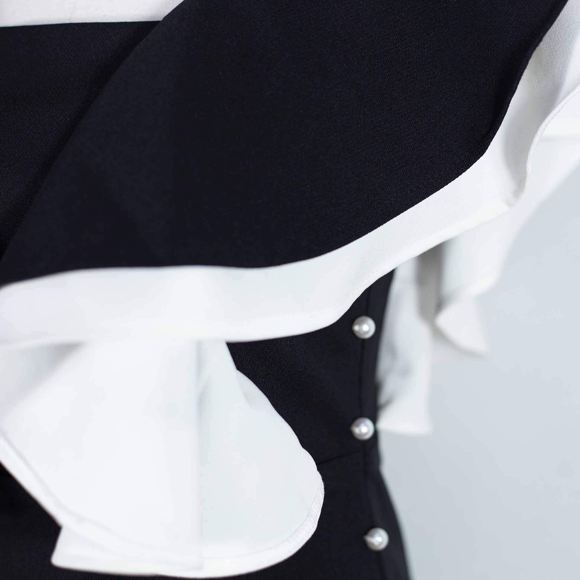Váy Cascade Sleeve White Pearls Line Black Dress