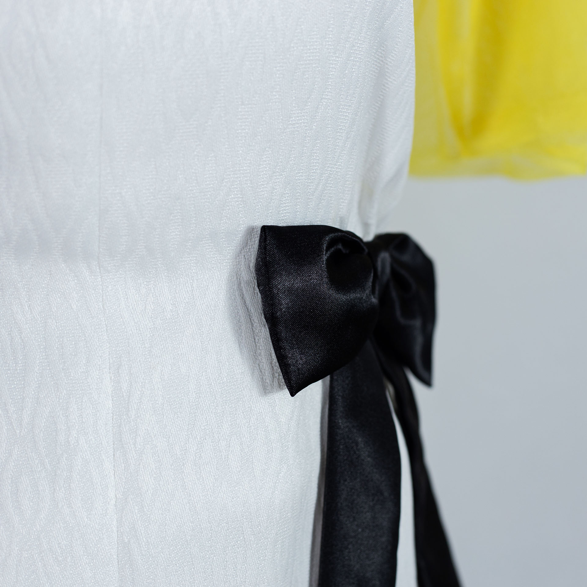 Đầm Yellow Mesh Sleeve Black Bow Rippled White Dress