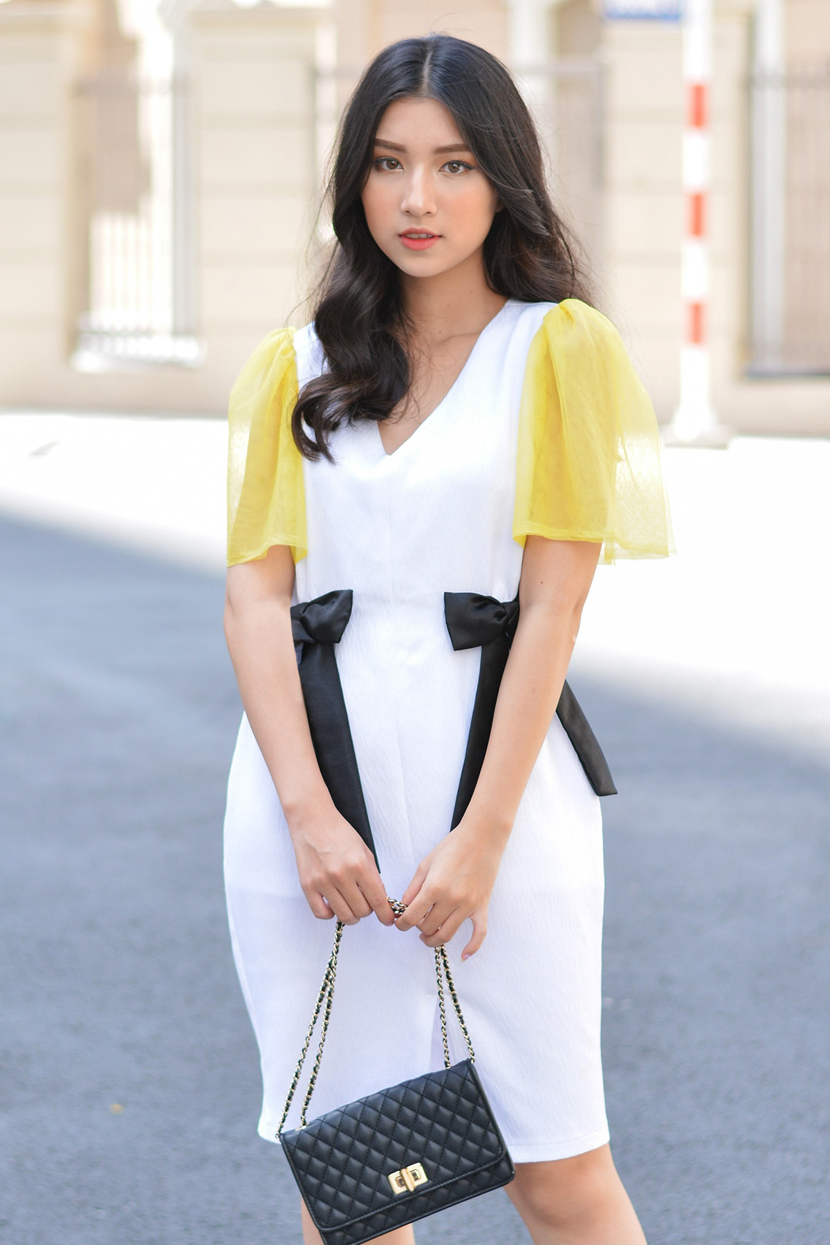 Đầm Yellow Mesh Sleeve Black Bow Rippled White Dress
