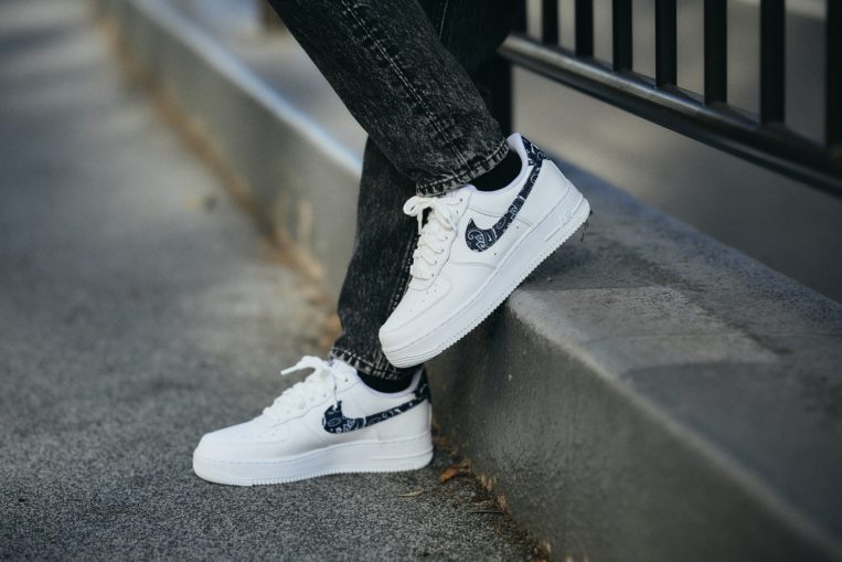 NIKE AIR FORCE 1 離さ  