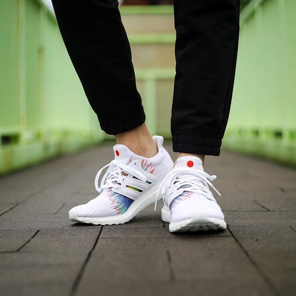 ULTRABOOST 4.0 - Trắng là siêu phẩm chạy bộ cực kỳ đỉnh và tốt