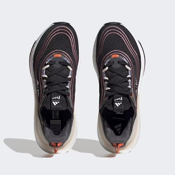 Ultraboost Light phiên bản màu đen