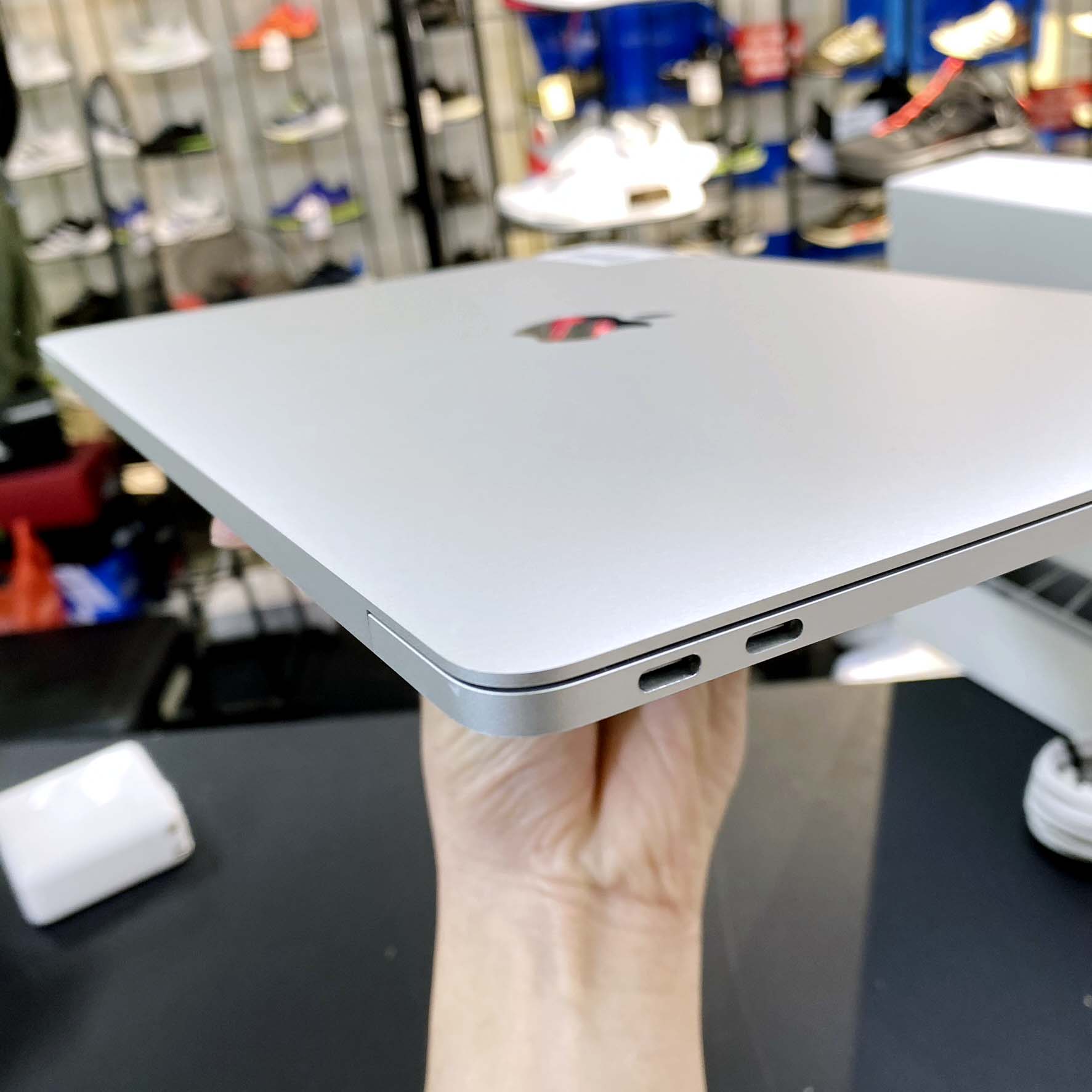 Qua S D ng Apple MacBook Pro 2017 13 3 Inch Core I5 7360U 2 3GHz qua-s-d-ng-apple-macbook-pro-2017-13-3-inch-core-i5-7360u-2-3ghz