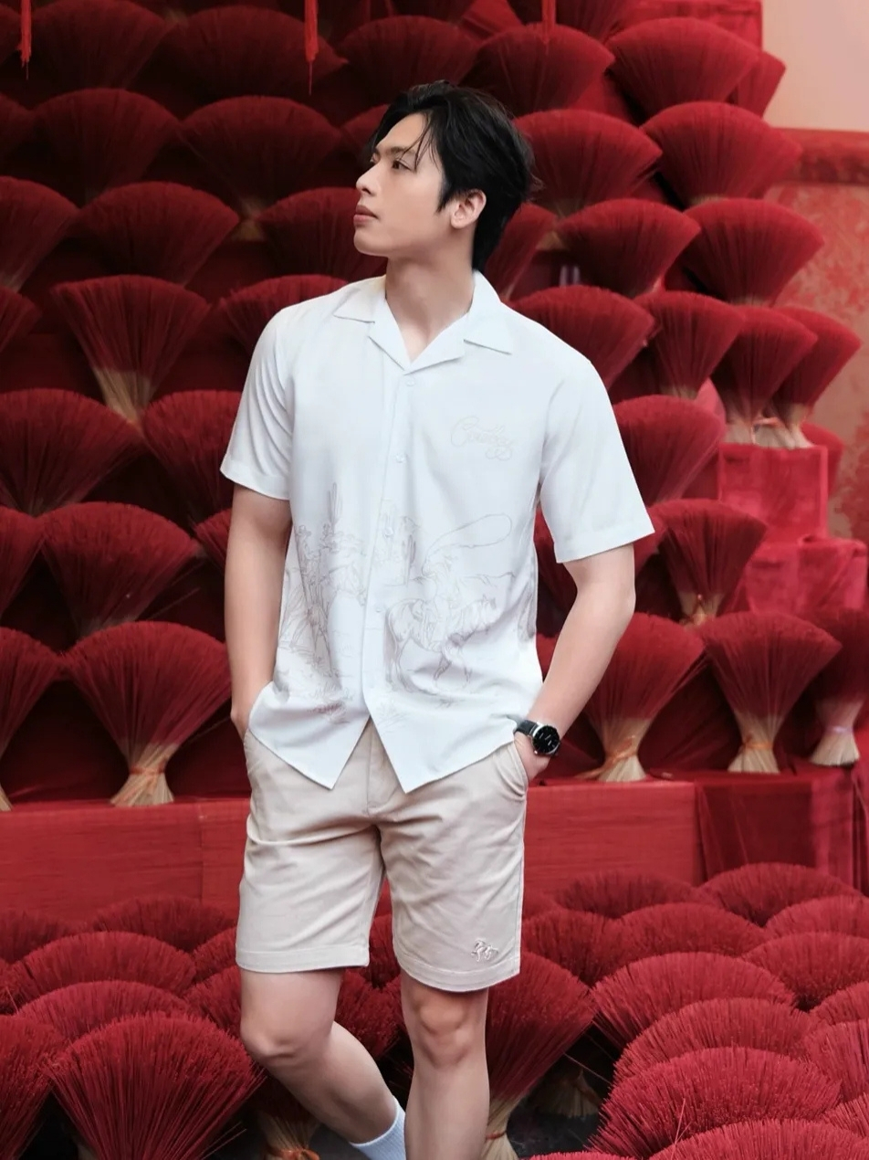 Sơ mi Cowland FEAER màu trắng họa tiết subtle phối quần short Basic Sleek beige