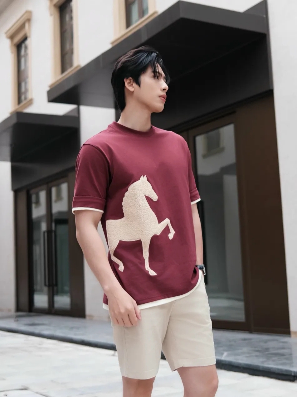 Áo thun Poney FEAER màu đỏ đô họa tiết ngựa phối quần short Formo kem