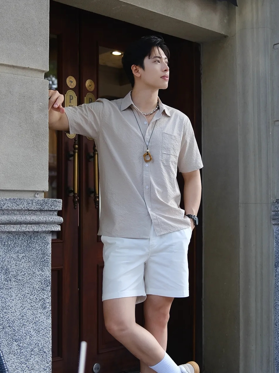 Sơ mi Crepe FEAER màu beige phối quần short Agile trắng và layered necklace