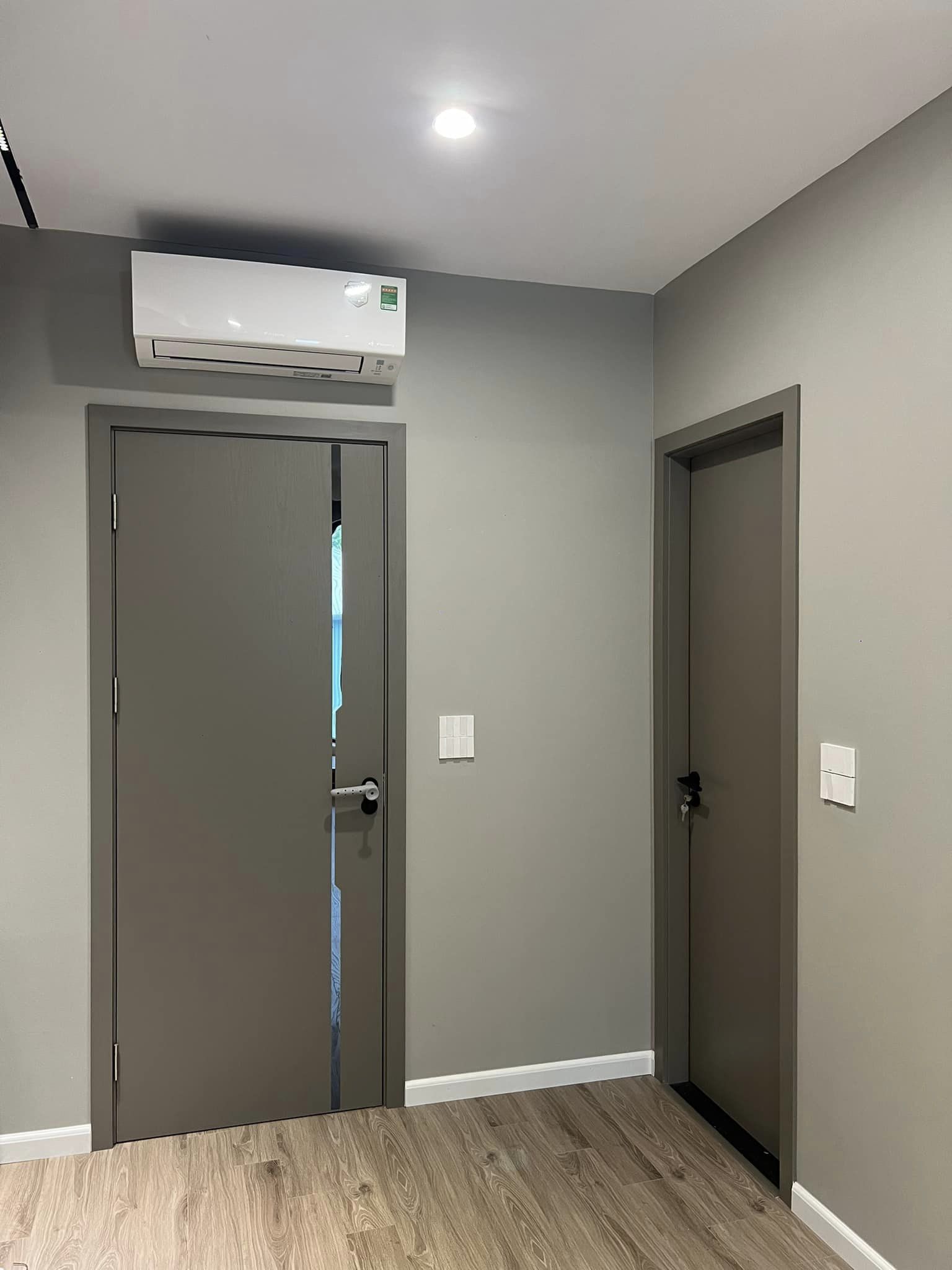 Lắp đặt cửa gỗ nhựa composite phòng ngủ và phòng vệ sinh chung cư