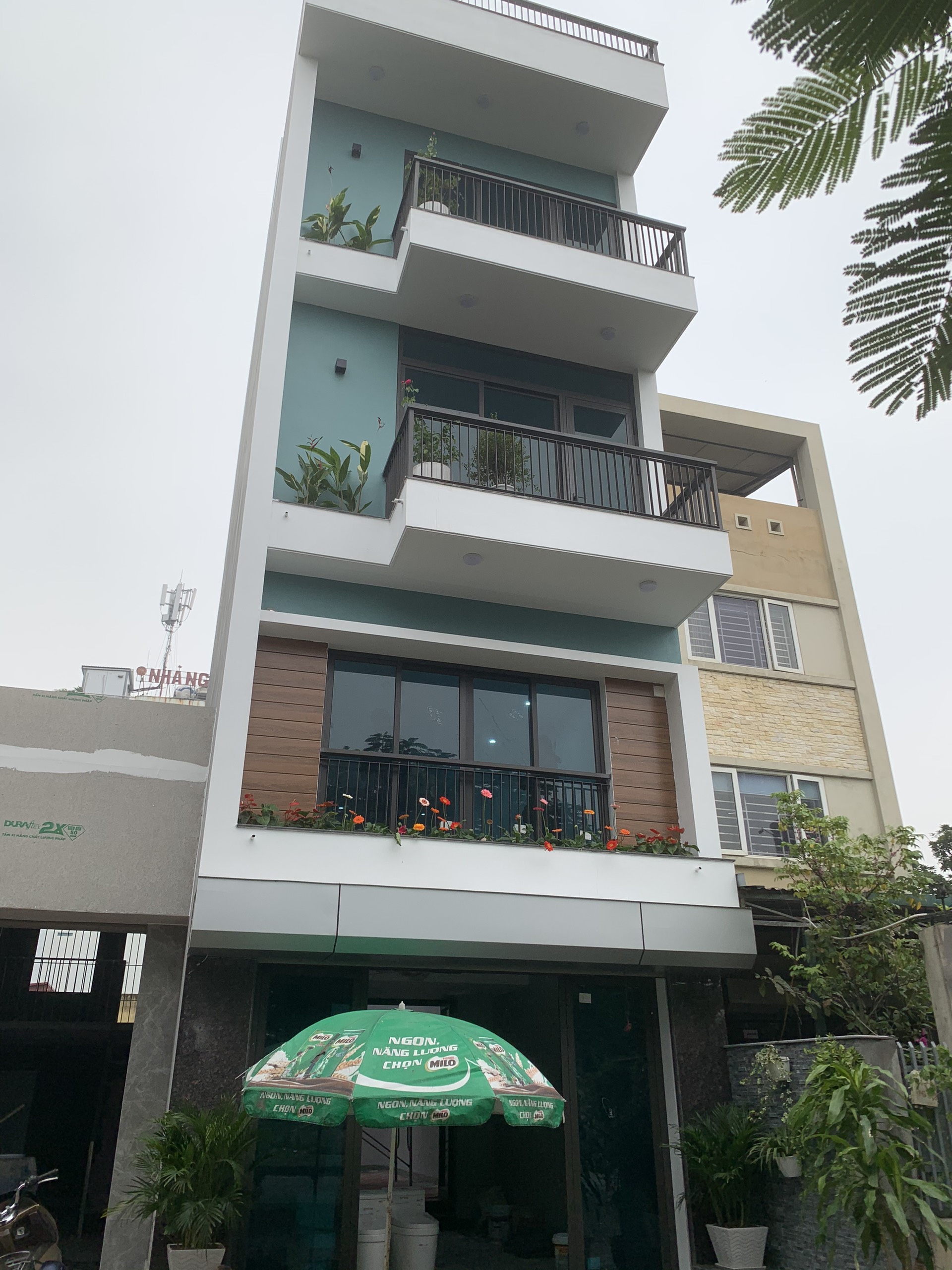 Lắp đặt cửa thông phòng và cửa vệ sinh gỗ nhựa chịu nước tại Chu Huy Mân - Long Biên - Hà Nội