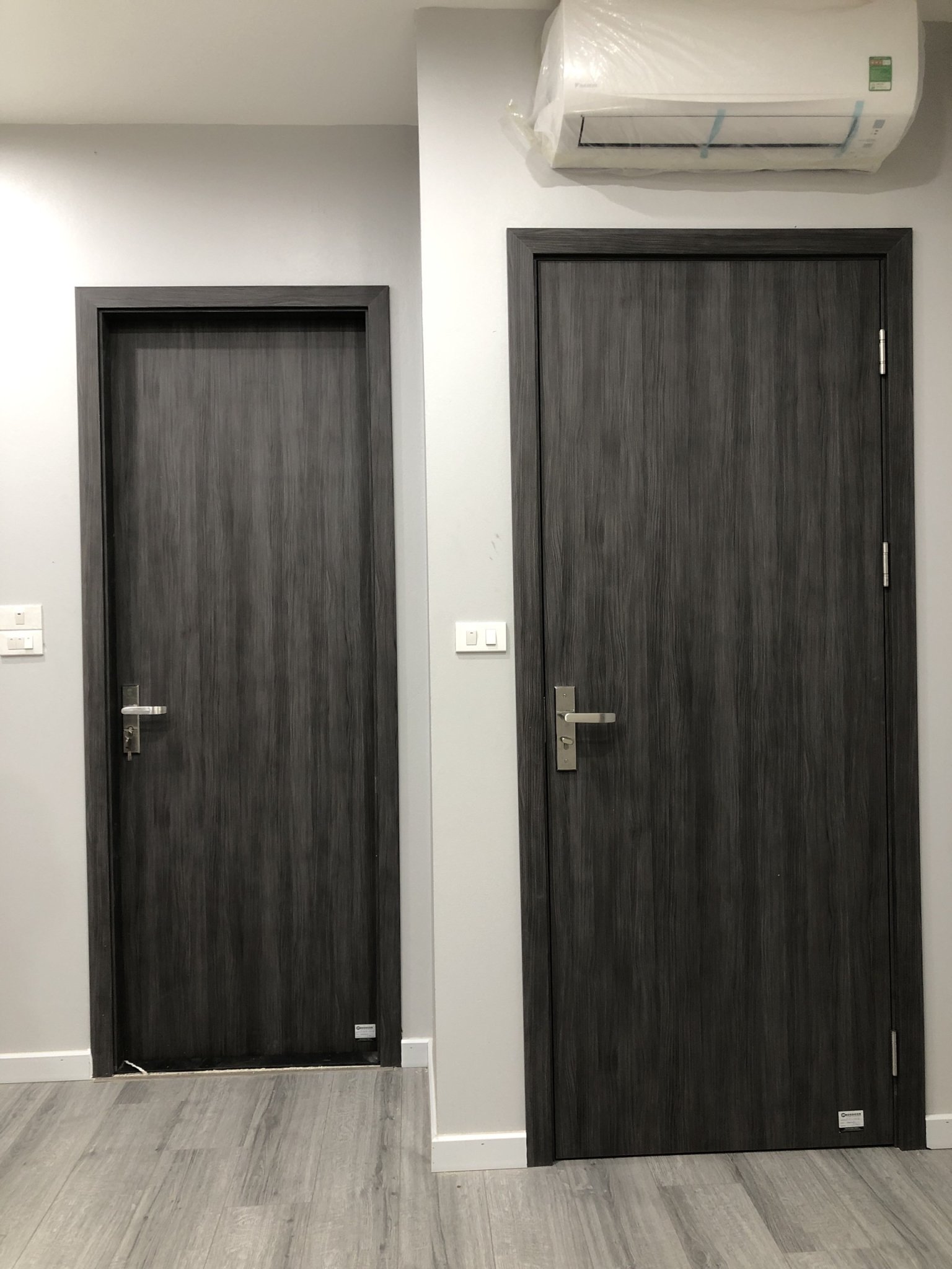 Thi công cửa thông phòng và cửa vệ sinh gỗ nhựa composite tại Trâu Quỳ - Gia Lâm