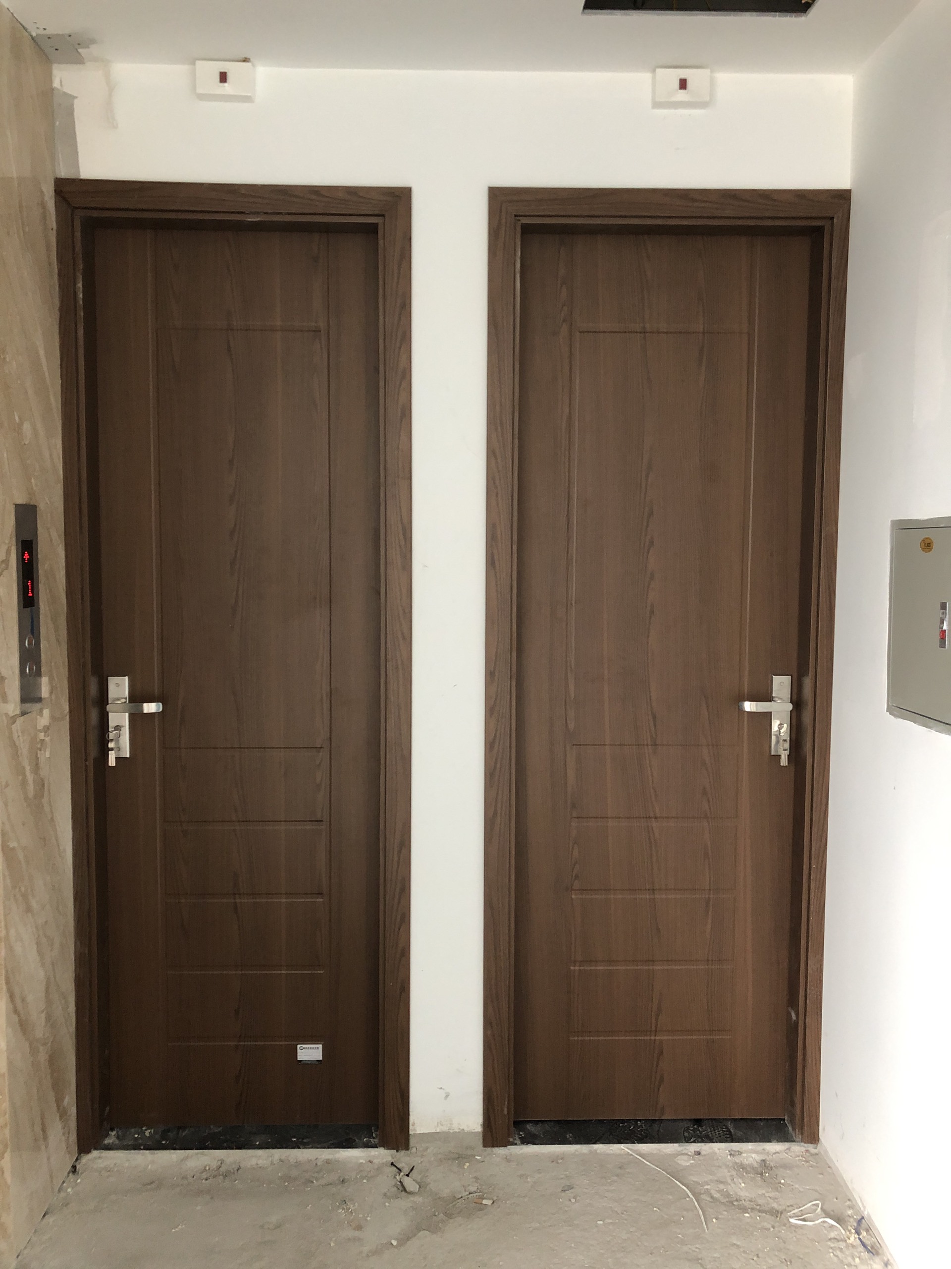 Lắp đặt hệ thống cửa tại khách sạn số 32 ngõ 51 Lương Khánh Thiện Hà Nội