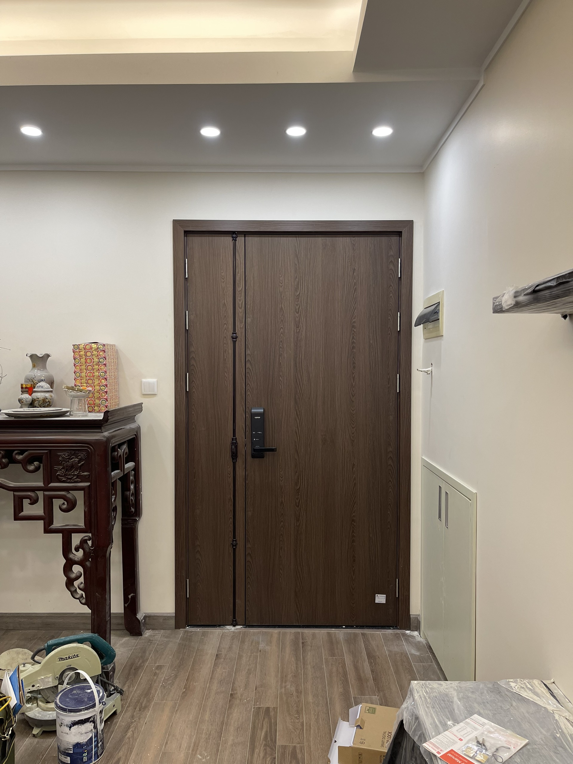 Lắp đặt cửa gỗ nhựa composite G7 Kosdoor cho cửa chính chung cư, cửa phòng ngủ và cửa vệ sinh Tại  CT13B Ciputra Võ Chí Công