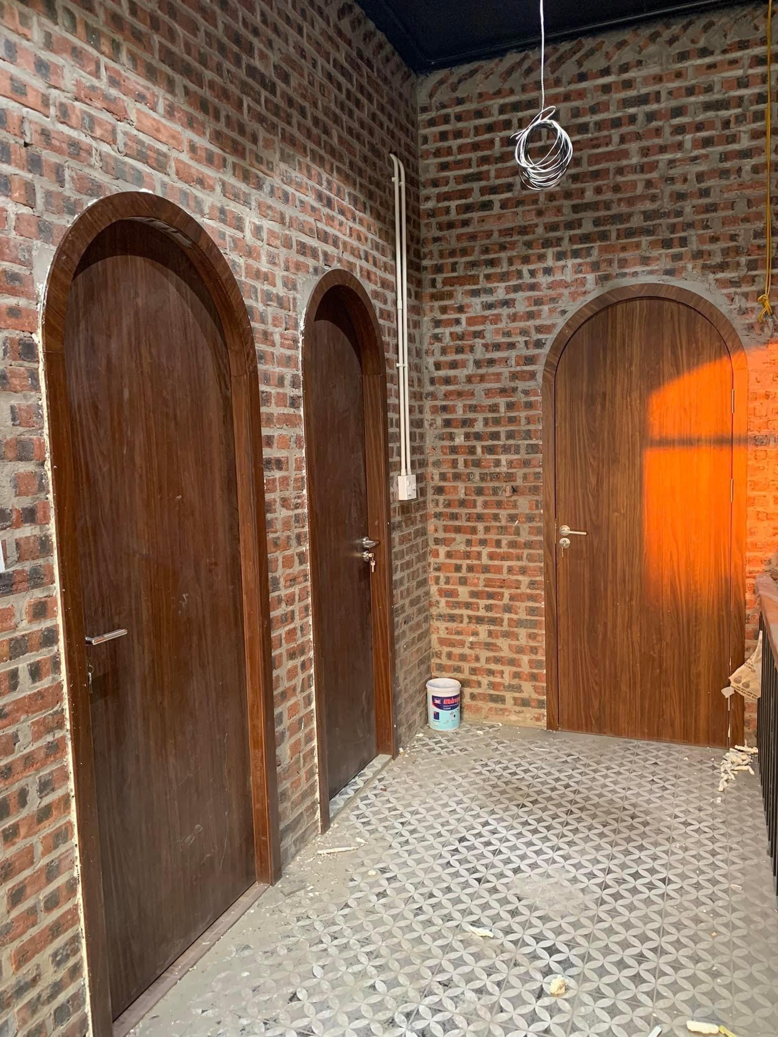 Lắp đặt hệ thồng cửa vòm gỗ nhựa composite tại Biệt thự Hải Âu Vinhome Marina Hải Phòng