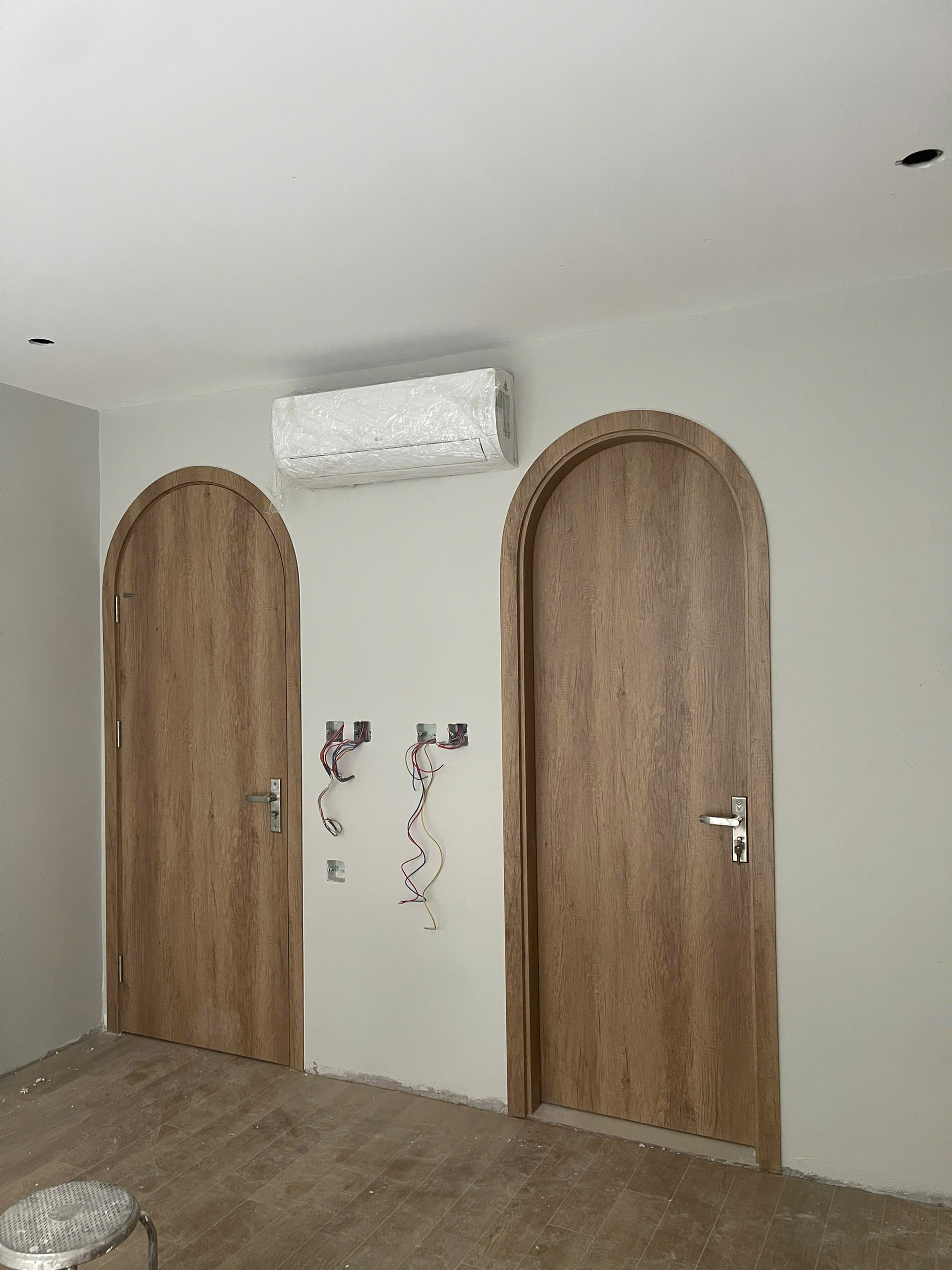 Lắp Đặt Cửa Gỗ Nhựa Composite Uốn Vòm Tại 50 Thủy Nguyên Ecopark Hưng Yên