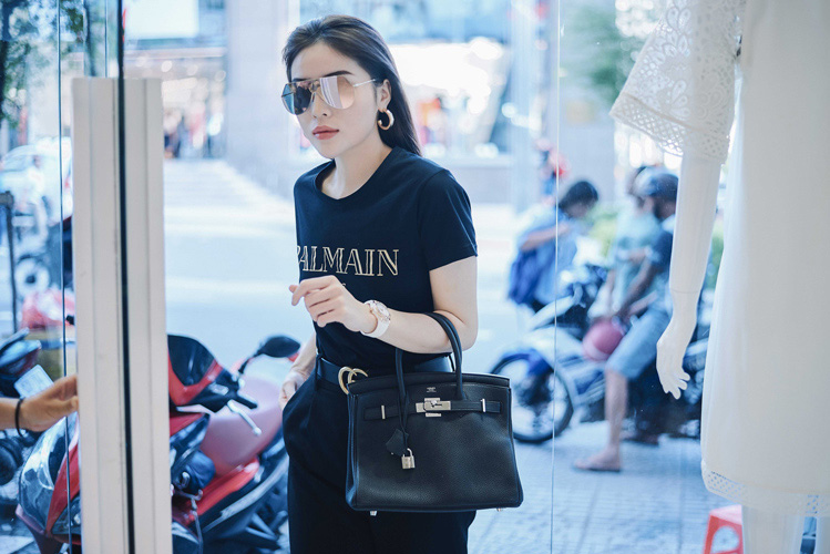 Kỳ Duyên ngày một ra dáng fashion icon, đọ sắc với Phạm Hương trong buổi thử đồ của NTK Adrian Anh Tuấn