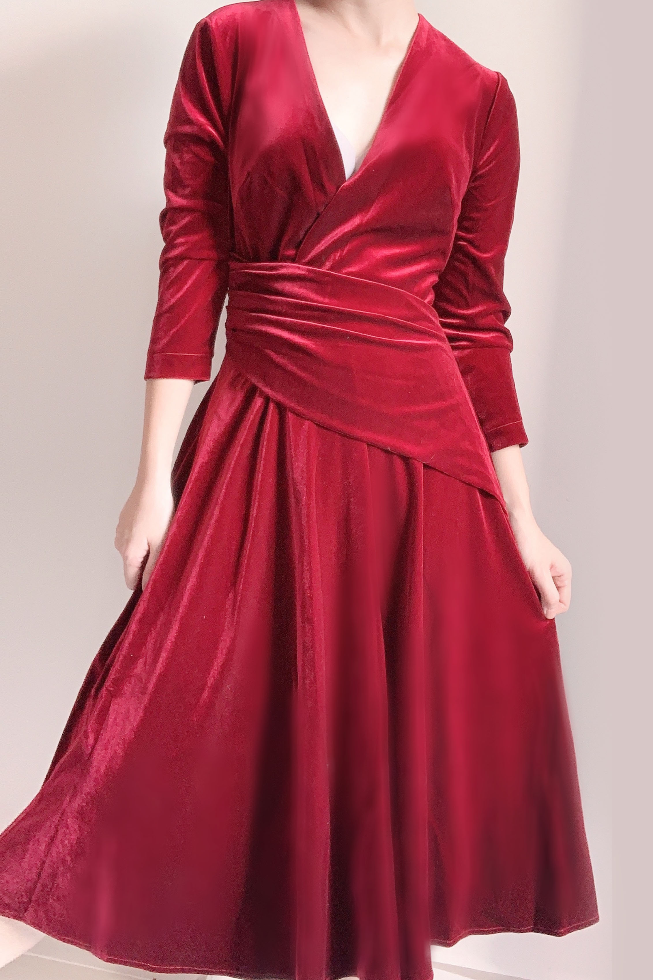 Váy Nhung Đỏ Khoét Eo Viền Đá, Đầm Nhung Đỏ Đính Đá Khoét Eo Tay Phồng đẹp  dễ thương dáng xòe có lớp lót Quảng châu - Tìm Voucher
