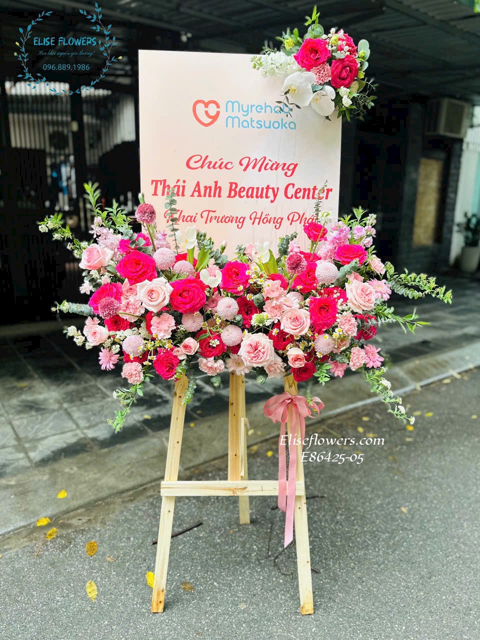 Bảng kệ khai trương tone hồng nhẹ nhàng, tinh tế. Shop hoa Hà Nội Eliseflowers