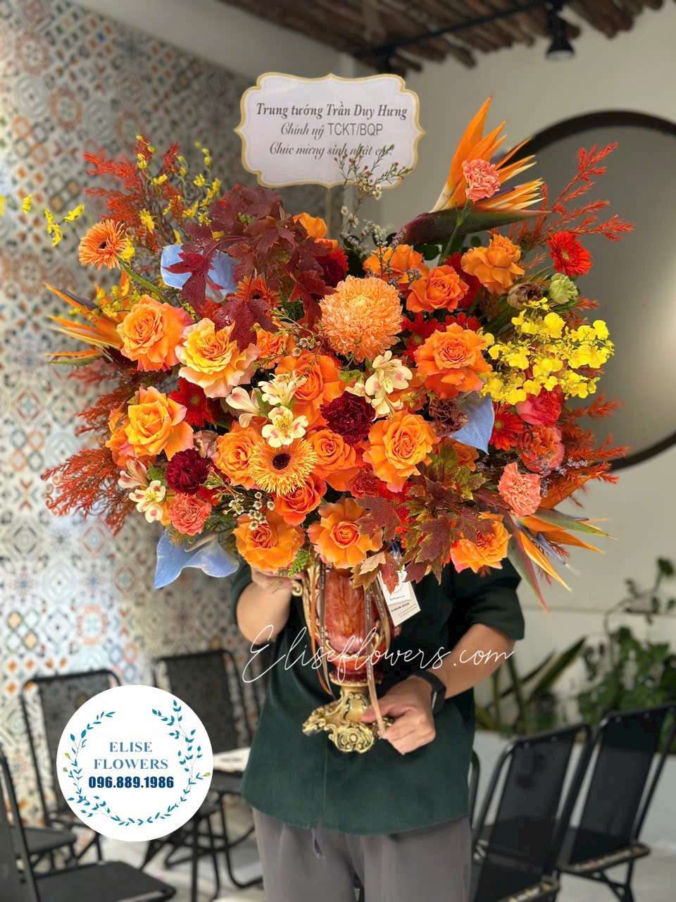 Binh-hoa-cao-cap-tang-Sep-doi-tac-Binh-chuc-mung-ngay-Doanh-nhan-Viet-Nam