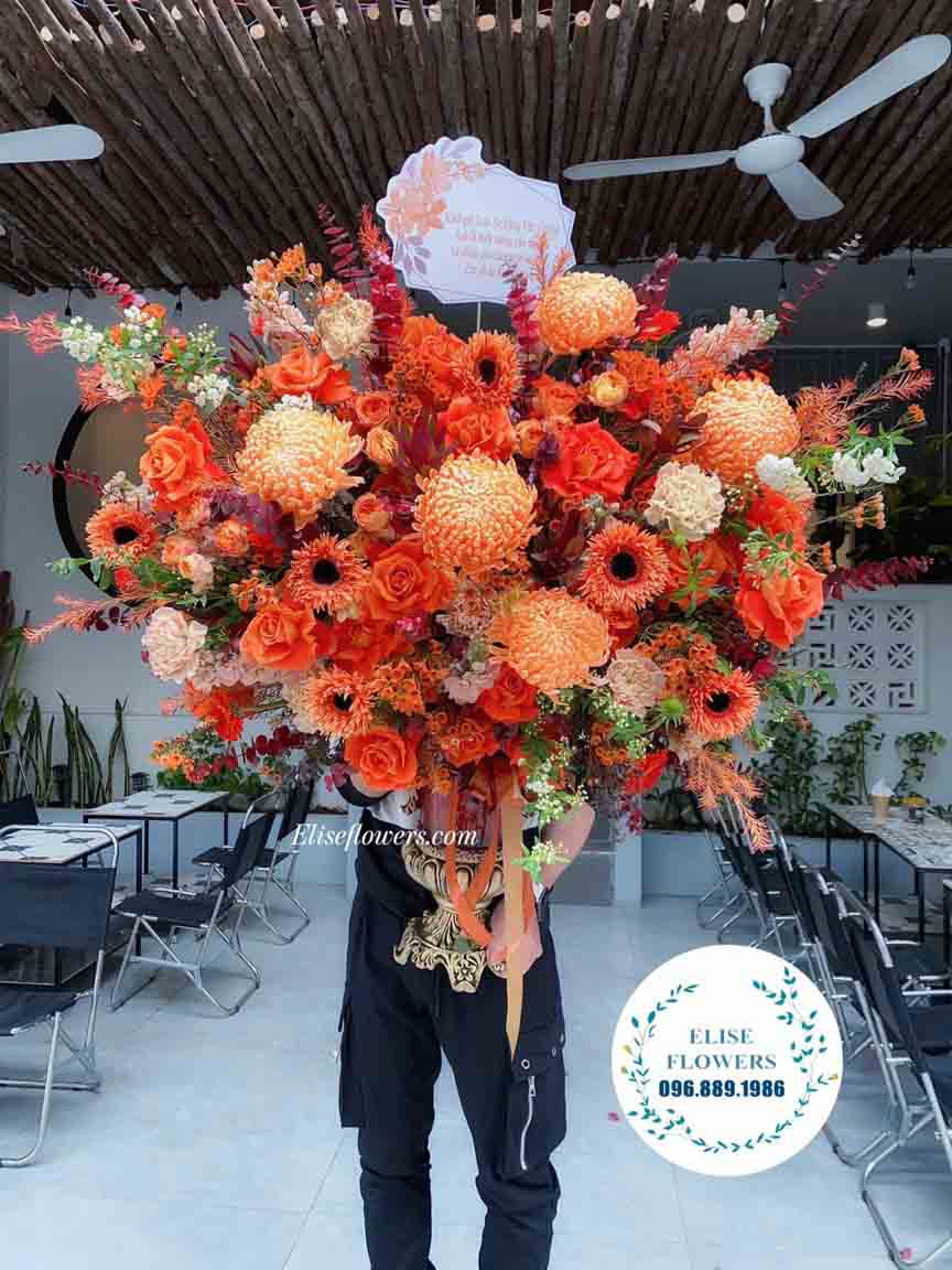 Bình hoa tone cam rực rỡ chúc mừng sếp | Bình hoa đẹp tại Eliseflowers