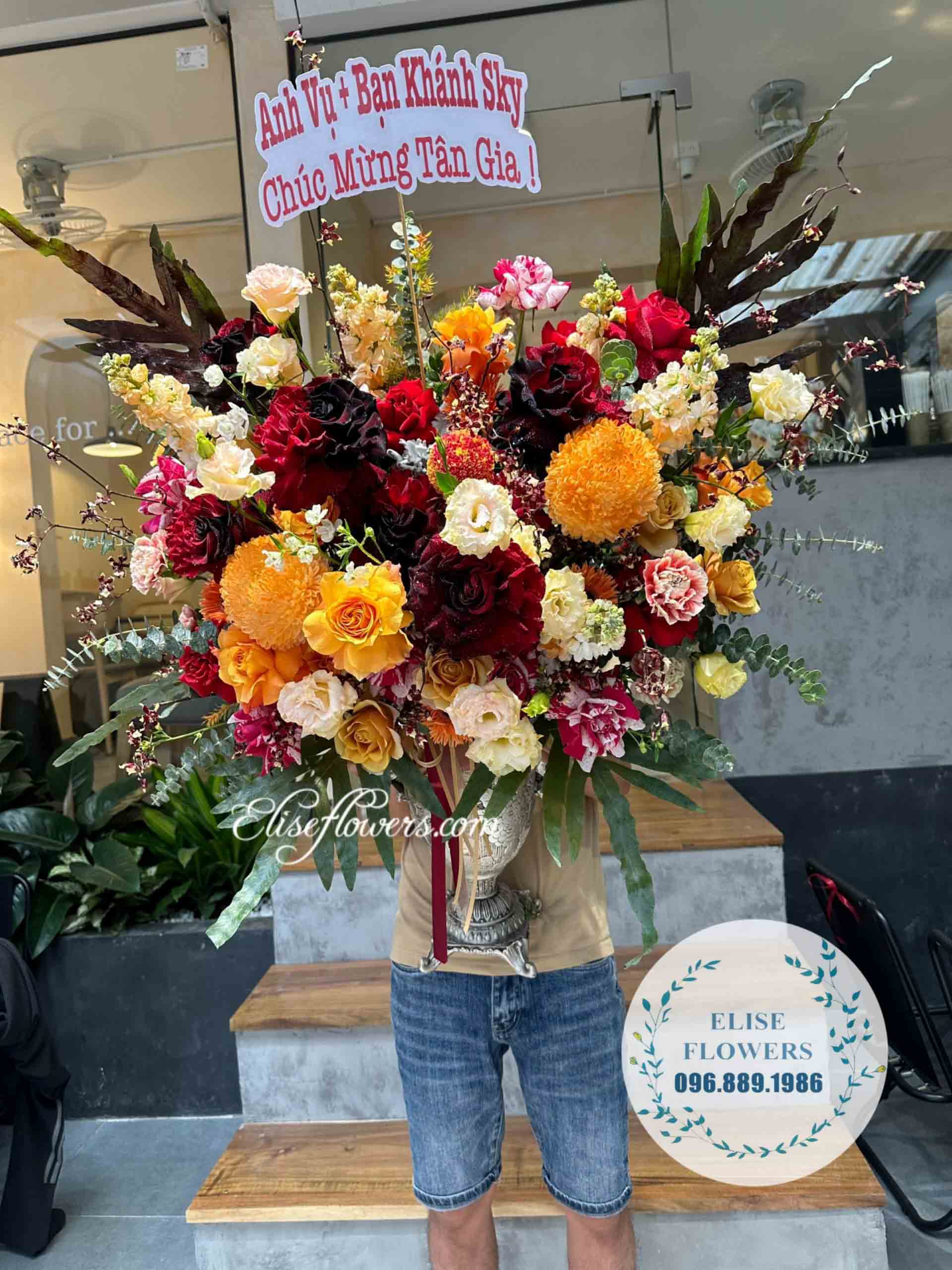 Binh-hoa-tan-gia-cao-cap-tai-quan-Hai-Ba-Trung-Dien-hoa-chuc-mung-tan-gia-cao-cap