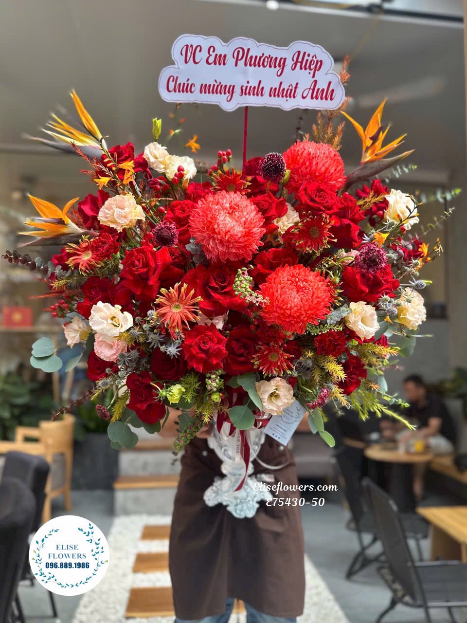 Bình hoa tone đỏ mứng sinh nhật cao cấp tại quận Tây Hồ. Eliseflowers