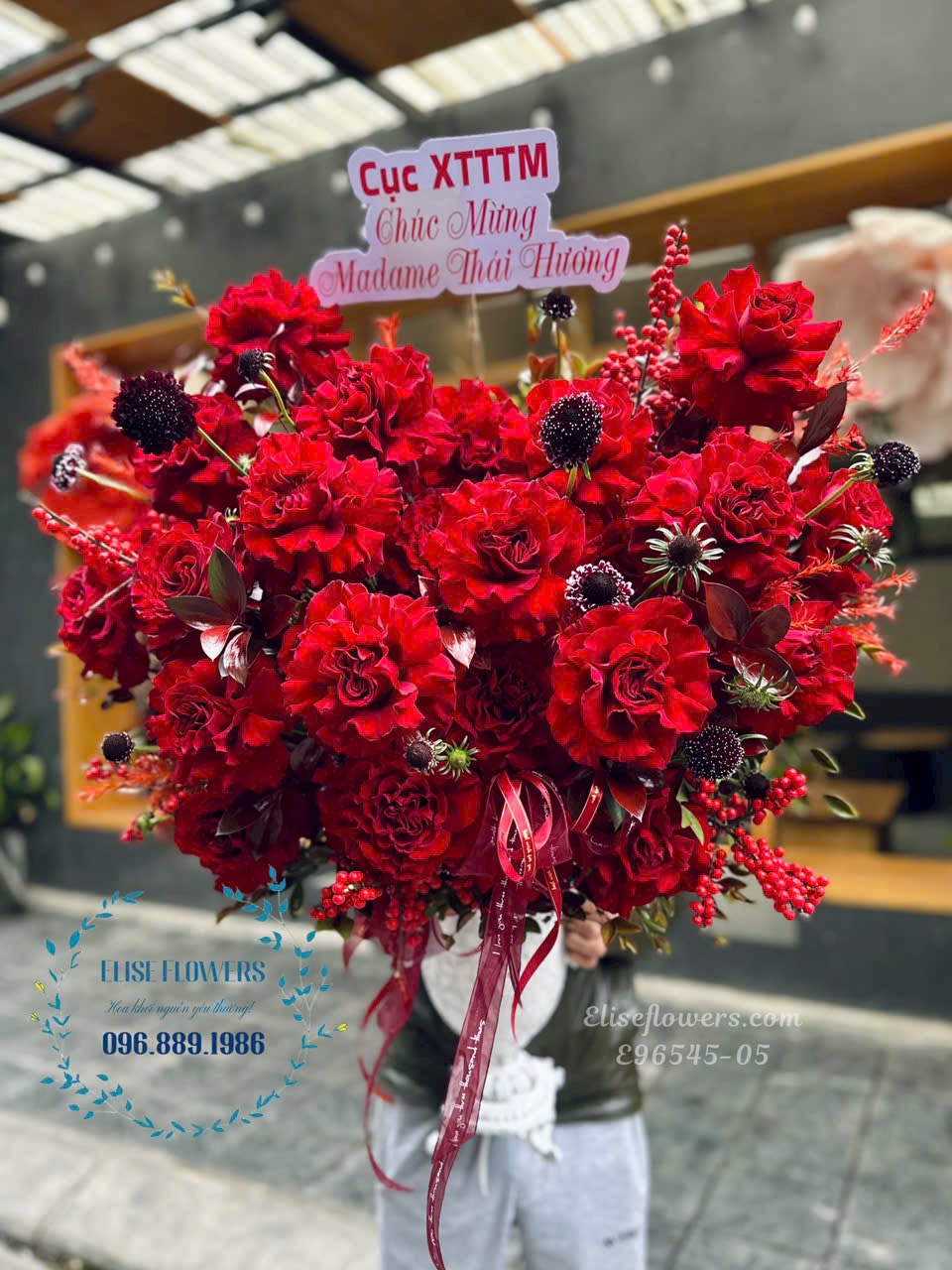 Bình hoa hồng đỏ ecuador vip - Eliseflowers.