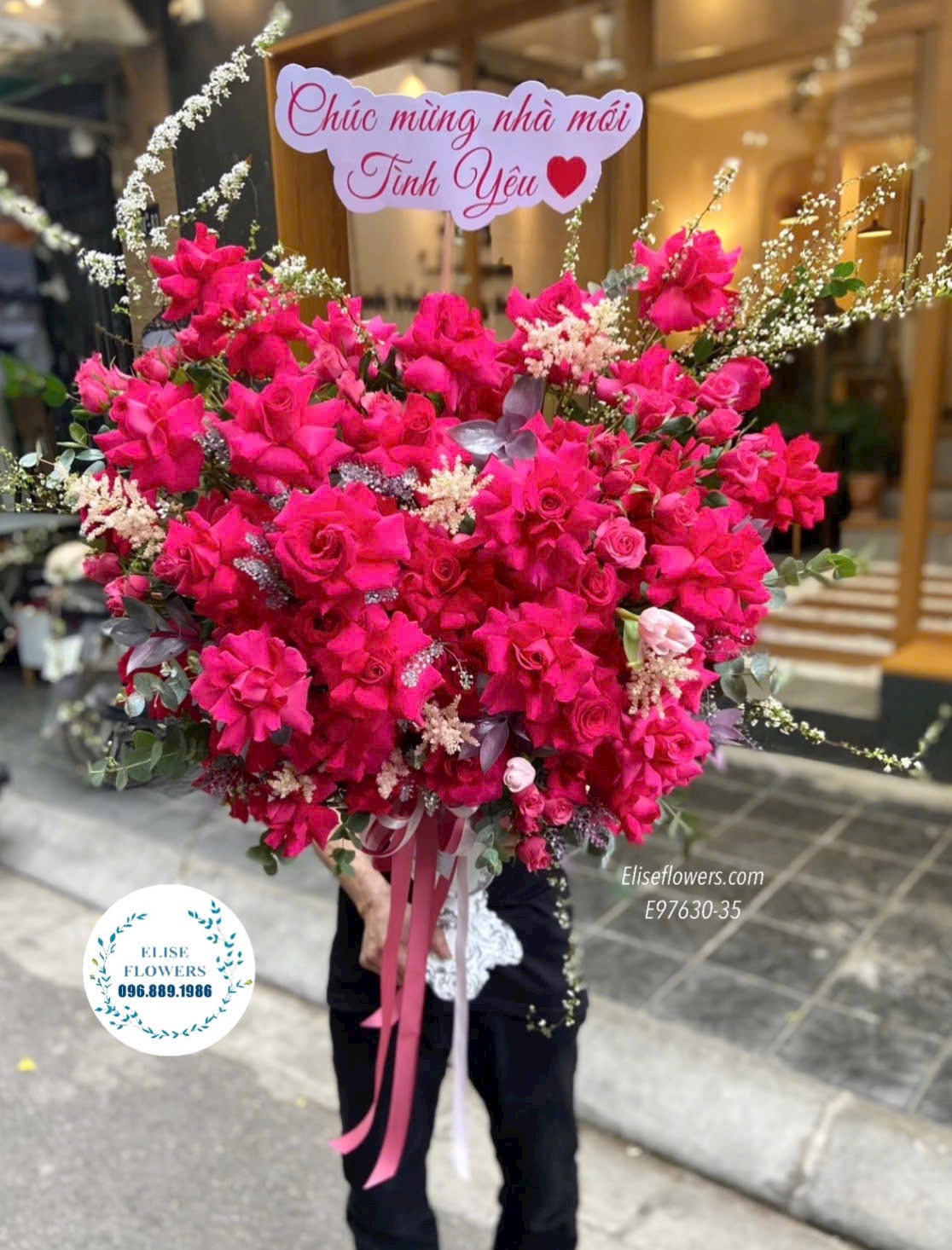Bình hoa kỉ niệm ngày cưới cao cấp. Hoa để bàn trang trí sang trọng. Điện hoa tươi Eliseflowers