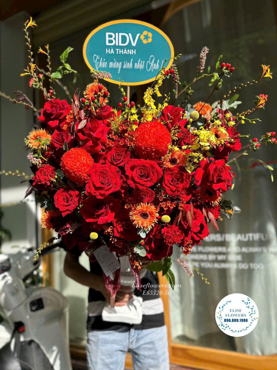 Bình hoa khai trương màu đỏ cao cấp. Đặt mua bình hoa khai trương Hà Nội