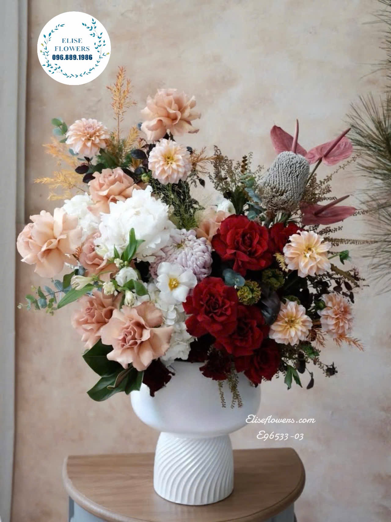 Hoa tặng sêp. Bình hoa thiết kế hiện đạim sang trọng chúc mừng sếp 