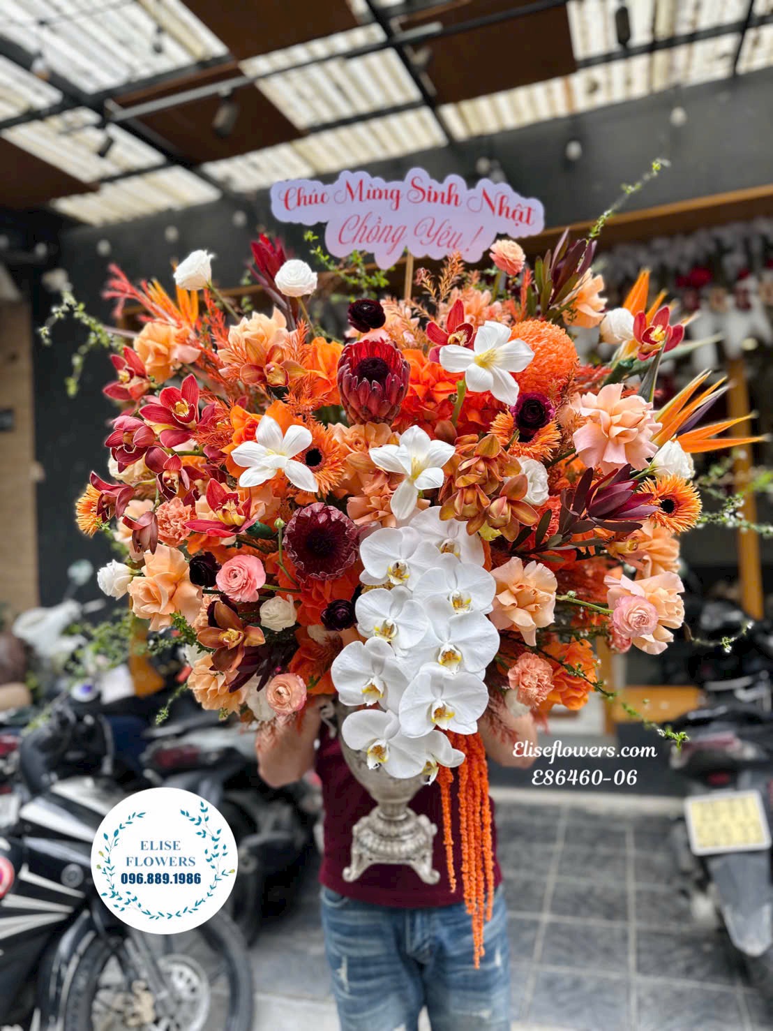 Bình hoa tone cam tặng sếp. Hoa tặng sếp sang trọng, Đặt mua hoa chúc mừng lãnh đạo 