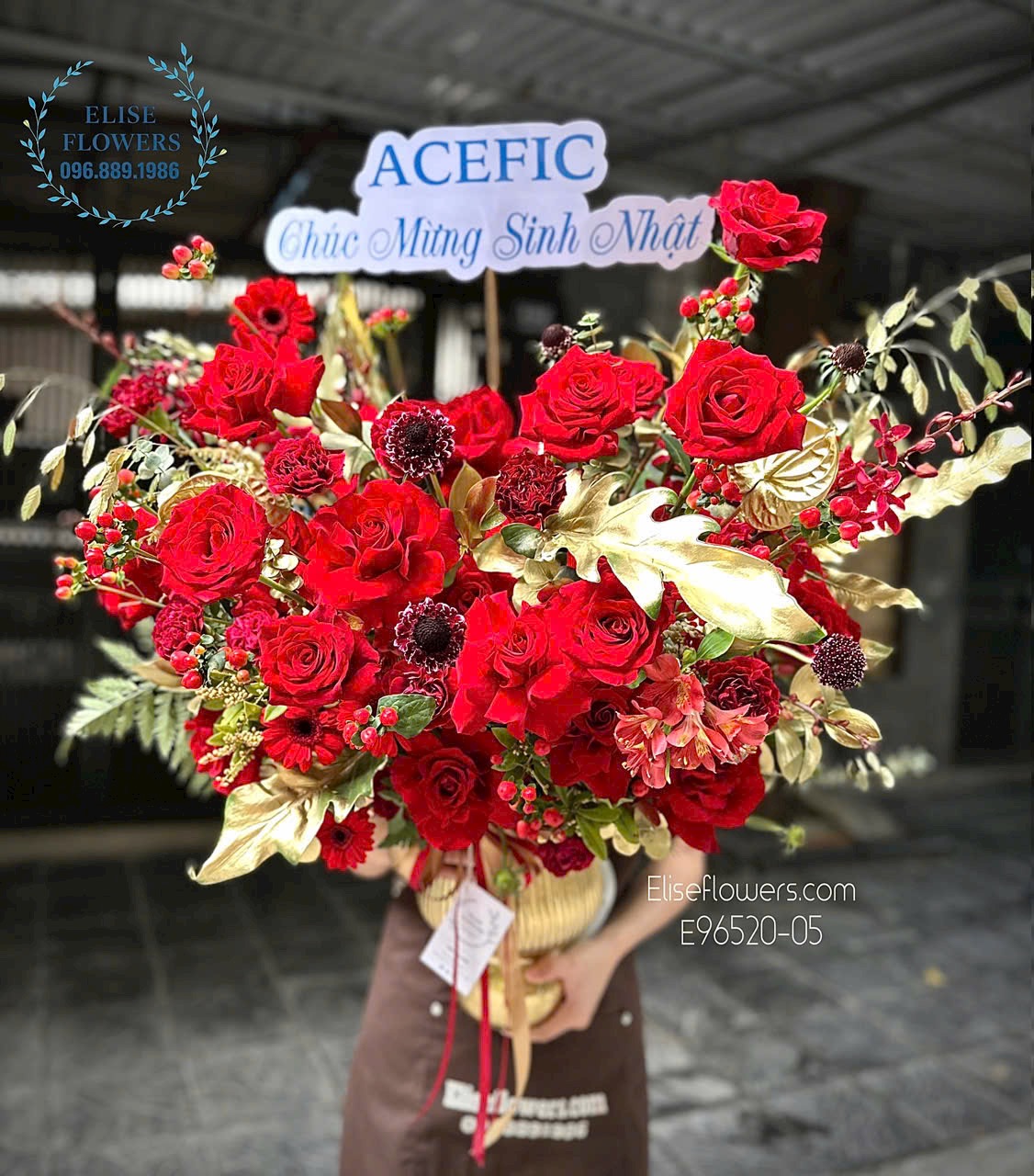 Mua bình hoa tone đỏ nhập khẩu cao cấp tại Cầu Giấy. Địa chỉ mua hoa uy tín Hà Nội - Eliseflowers