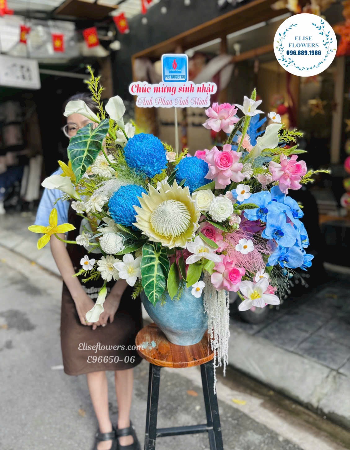 Bình hoa sang trọng, màu sắc bắt mắt tặng đối tác | Điện hoa Hà Nội Eliseflowers