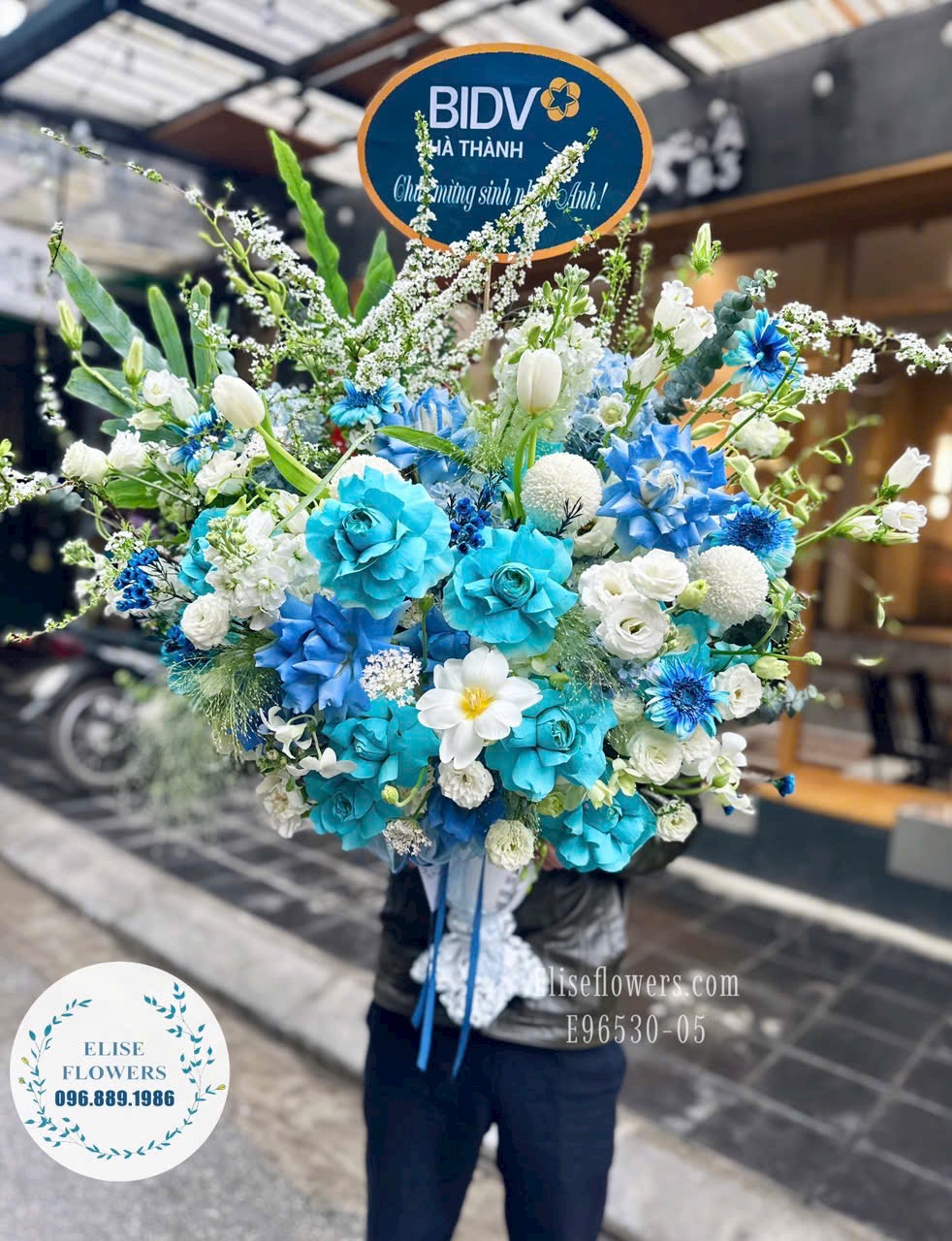 Bình hoa Hà Nội. Bình hoa tone xanh dương tặng Sếp nam đẹp.