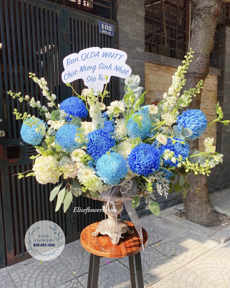 Bình hoa màu xanh dương đẹp. Bình hoa cúc mẫu đơn màu xanh dương đẹp tặng sếp ở Hà Nội. Shop hoa tươi Hà Nội. 